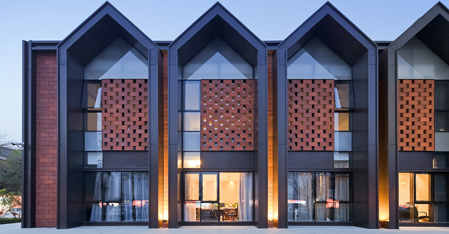 临街店铺门窗工程(图1)